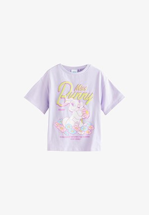 Hellblaues Baumwoll-T-Shirt mit kurzen Ärmeln, das eine Grafik eines Kaninchens zeigt, das eine Blume hält, umgeben von bunten Blumen und Textdetails.