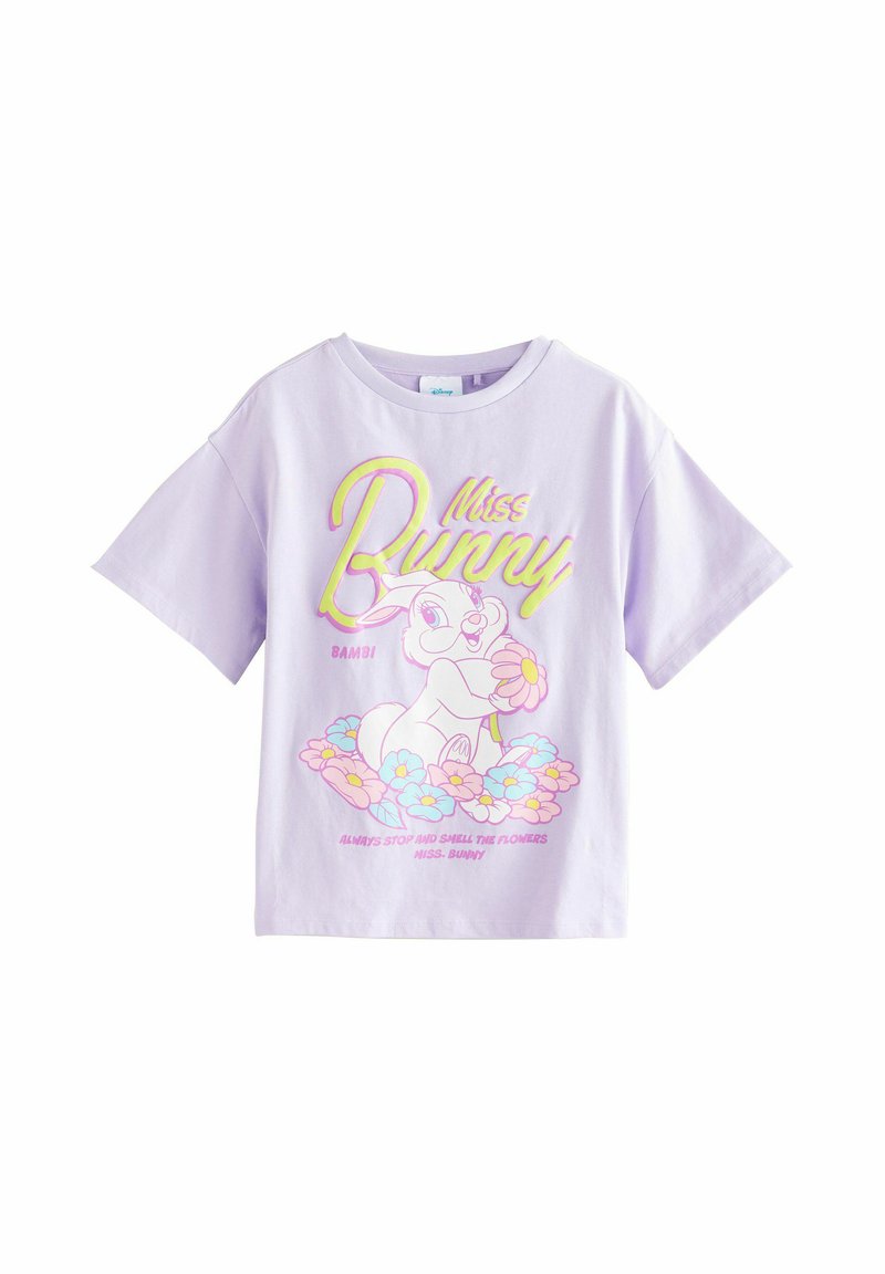 Hellblaues Baumwoll-T-Shirt mit kurzen Ärmeln, das eine Grafik eines Kaninchens zeigt, das eine Blume hält, umgeben von bunten Blumen und Textdetails.
