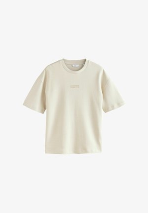 Lys beige, kortærmet t-shirt lavet af blødt stof. Har et subtilt stribet mønster og et lille trykt logo på brystet.