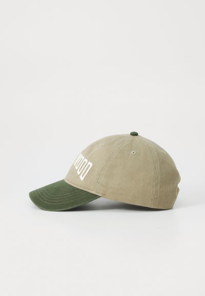 Gorra caqui con visera verde, con bordado blanco. Material de algodón suave, forma redonda y detalle de botón en la parte superior.