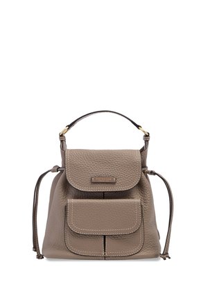 Piccola borsa a mano in pelle taupe con manico superiore, tasca anteriore con patta, fianchi con coulisse e cuciture visibili.