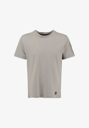 Lichtgrijs t-shirt met korte mouwen en ronde hals, met een klein zakje op de linkermouw en een klein bruin label nabij de onderzoom.