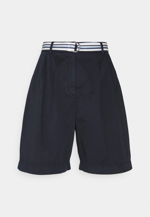 Pantalones cortos azul marino hasta la rodilla con pliegues y un cinturón de tela blanco y azul marino a rayas con hebilla de metal.