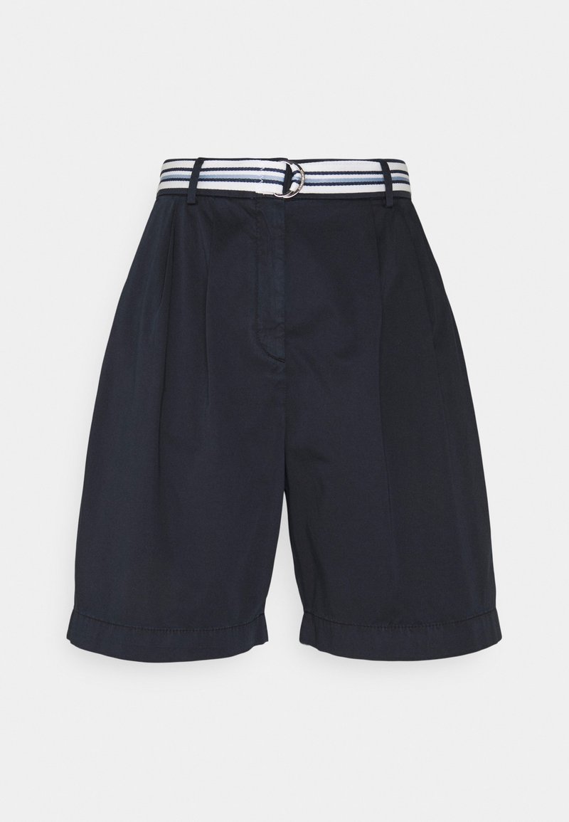 Shorts bleu marine longueur genoux avec plis et ceinture en tissu rayée blanc et bleu marine avec boucle en métal.