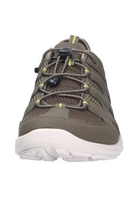 Baskets de sport vertes avec une tige en mesh et des accents jaunes, des lacets élastiques et une semelle en caoutchouc blanc texturé.