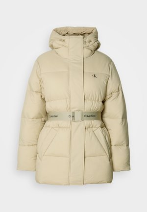 Beez puffer-jakk, millel on kapuuts, tikitud disain, vöökoht ja kaks esist pockets. Omab õrna logo rinna peal ja sile tekstuur.