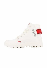 Sneakers alte bianche con una tomaia in tela texturizzata, cinturino rosso a contrasto e suola in gomma robusta. Presentano un dettaglio di branding sul lato.