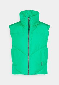 Groene pufferbodywarmer met een hoge kraag, een ritssluiting aan de voorkant en twee zijzakken. Heeft een gladde textuur en stiknaden in een diamantpatroon.