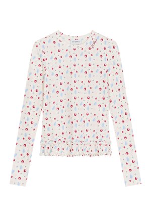 Bílá košile s dlouhým rukávem s červeným, modrým a šedým vzorem bobulí, volánkovým okrajem a logem „Oh April“ poblíž kulatého výstřihu.