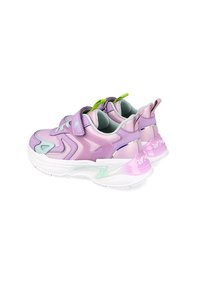 Zapatillas moradas con parte superior sintética, que presentan un diseño texturizado, correa de Velcro y suela translúcida con detalles en verde.