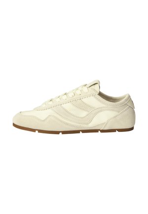 Beiger Low-Top Wildleder-Sneaker mit cremefarbenen Akzenten, Schnürverschluss und brauner Gummisohle, von der Außenseite gezeigt.