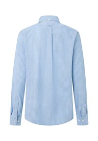 Camisa de mangas largas de color azul claro con rayas blancas, cuello con botones y puños abotonados. Tejido suave con costura trasera ajustada.