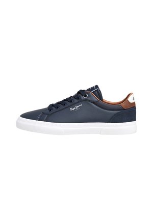 Marineblauer niedriger Ledersneaker mit weißer Gummisohle, schwarzen Schnürsenkeln, braunem Kragenakzent und „Pepe Jeans“-Logo an der Seite.