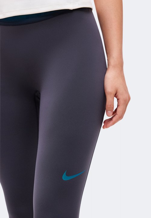 Nike 7/8 TIGHT - Leggings - gridiron/bright spruce — foto 6