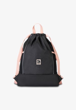 Mochila negra con cordón, con un patrón texturizado, correas rosa en contraste y un fondo negro sólido. Presenta un parche con el logo en la parte frontal.