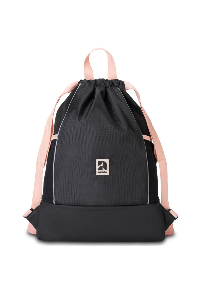Zaino a coulisse nero con un motivo testurizzato, spallacci rosa a contrasto e fondo nero uniforme. Presenta una patch con logo sul davanti.