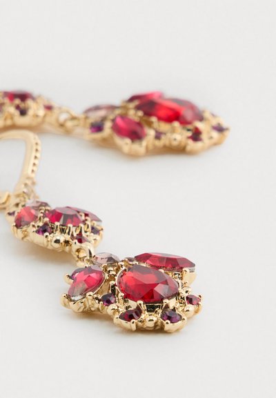 Guldtonede øreringe med forskellige røde ædelsten i ovale og runde former, med detaljerede indstillinger med flere sten og et struktureret design.