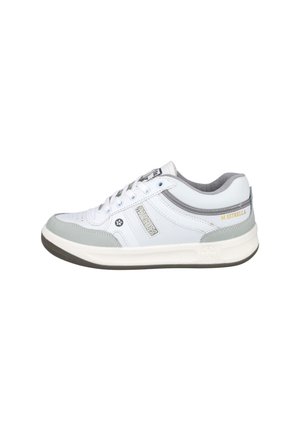 Zapatilla baja blanca y gris con cordones, suela de goma y detalles de marca en el lateral y el talón sobre un fondo blanco liso.
