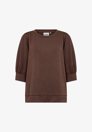 Brun damebluse med puffede trekvartærmer, rund halsudskæring og tætsiddende manchetter.