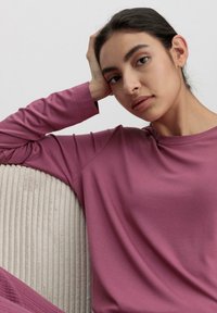 hessnatur LANGARM SCHLAF REGULAR PURE FLOW - Pyjama top - violett