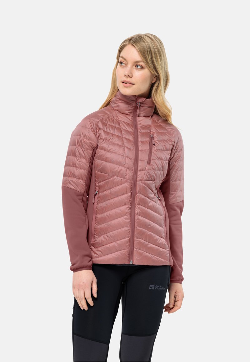 Leichte, gesteppte Jacke in einem sanften Rosa mit hohem Kragen, durchgehendem Reißverschluss und seitlichen Taschen. Sie verfügt über dehnbare, taillierte Ärmel für zusätzlichen Komfort.