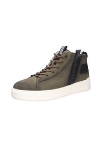 Sneaker alta in suede verde oliva con lacci marroni, suola in gomma bianca e dettaglio con zip sul lato. Accenti neri sul tallone e sulla linguetta.