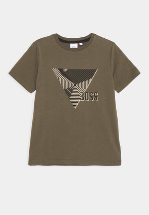 Oliivinvihreä lyhythihainen t-paita, jossa mustavalkoinen geometrinen kolmio ja sana ”BOSS” edessä.