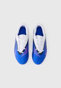 Μπλε αθλητικά παπούτσια με λευκές λεπτομέρειες, μαύρες περιοχές και ροζ λεπτομ έρειες. Διαθέτουν υφή στην μπλε επάνω επιφάνεια και παραδοσιακό κούμπωμα με κορδόνια.