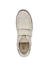 Sneaker beige chiaro con due cinturini a strappo in velcro, materiale scamosciato e pelle, punta arrotondata e soletta imbottita con logo.