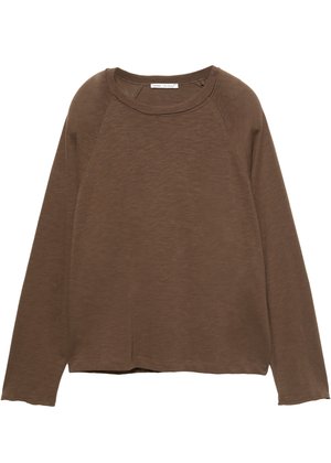 Barna hosszú ujjú ing, puha, könnyű anyagból készült. Raglán ujjakkal és enyhén hosszabb hátrésszel, kerek nyakkivágással rendelkezik.