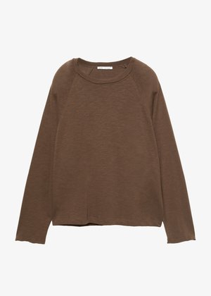 Brun langærmet skjorte lavet af blødt, letvægtsstof. Har raglanærmer og en rund halsudskæring med en let faldende kant.