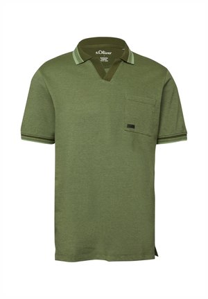 Polo vert à manches courtes avec col et poignets rayés, col en V et une poche poitrine avec une petite étiquette noire.