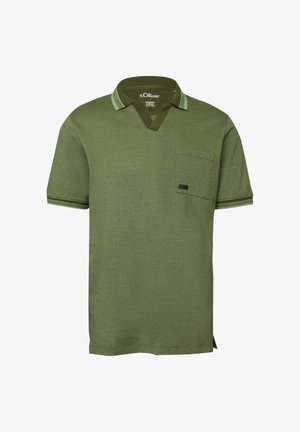 Zielona koszulka polo z krótkim rękawem, z paskowanym kołnierzykiem i mankietami, dekoltem w serek oraz kieszonką na piersi z małą czarną metką.