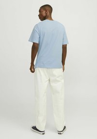Jack & Jones PREMIUM RUNDHALS - Majica kratkih rukava s printom - cerulean