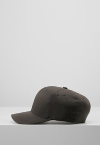 Cappellino da baseball grigio scuro realizzato in tessuto liscio. Caratterizzato da una visiera curva, fori di ventilazione e una fibbia regolabile sul retro.