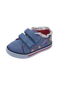 Zapatilla deportiva azul vaquera con dos correas de velcro, forro rojo, detalles de cordones y diseños de estrellas coloridas en el lateral, con suela de goma.
