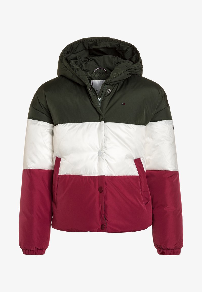 Veste d'hiver matelassée avec capuche, coloris en blocs vert foncé, blanc et bordeaux, dotée d'une fermeture éclair frontale et de boutons-pression.