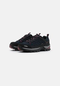 Scarpe da outdoor nere con superficie testurizzata, dettagli rossi e suola robusta per una buona aderenza. Progettate per stabilità e comfort su terreni vari.