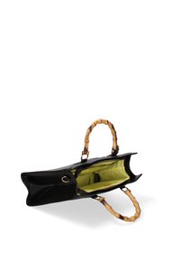 Borsa nera in pelle con manici in bambù, aperta per rivelare un interno verde brillante. Presenta una chiusura con cerniera e una forma strutturata.