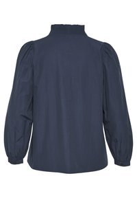 Bluză albastră închisă, cu mânecă lungă, guler înalt cu pliuri și mâneci bufante; are mansete cu nasturi și un material neted, texturat.