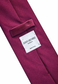 Bordeaux stropdas met een visgraatpatroon, voorzien van een label dat "JOHN HENRIC SWEDEN Made in Italy" leest. Gestructureerde stof, slank ontwerp.