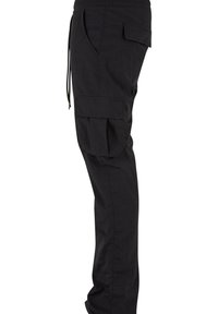 Pantalon cargo noir avec plusieurs poches à rabat sur le côté, taille élastique avec cordon, présenté de profil droit sur fond blanc.