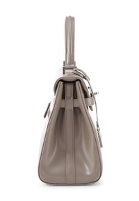 Sac à main en cuir gris avec une forme structurée, une poignée supérieure et une texture lisse et brillante. Il comporte une fermeture éclair à l'avant et un petit pendentif.