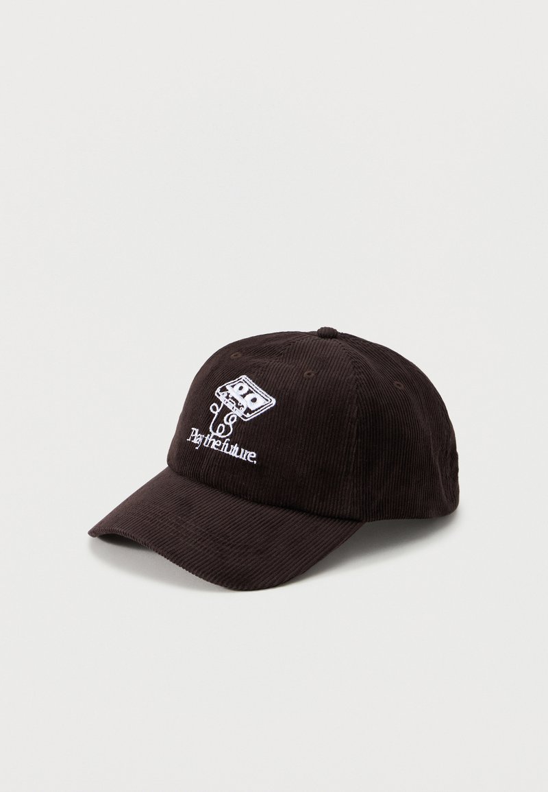 Μαύρο καπέλο βάσης από κορντόρυ με λευκή κεντημένη κασέτα και το κείμενο "Παίξε το μέλλον." στην μπροστινή επιφάνεια.