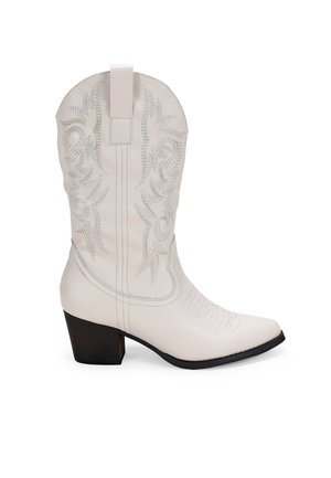 Botte de cowboy en cuir blanc avec des motifs brodés décoratifs, bout pointu et un talon bloc de hauteur intermédiaire. Anse en haut pour un enfilage facile.