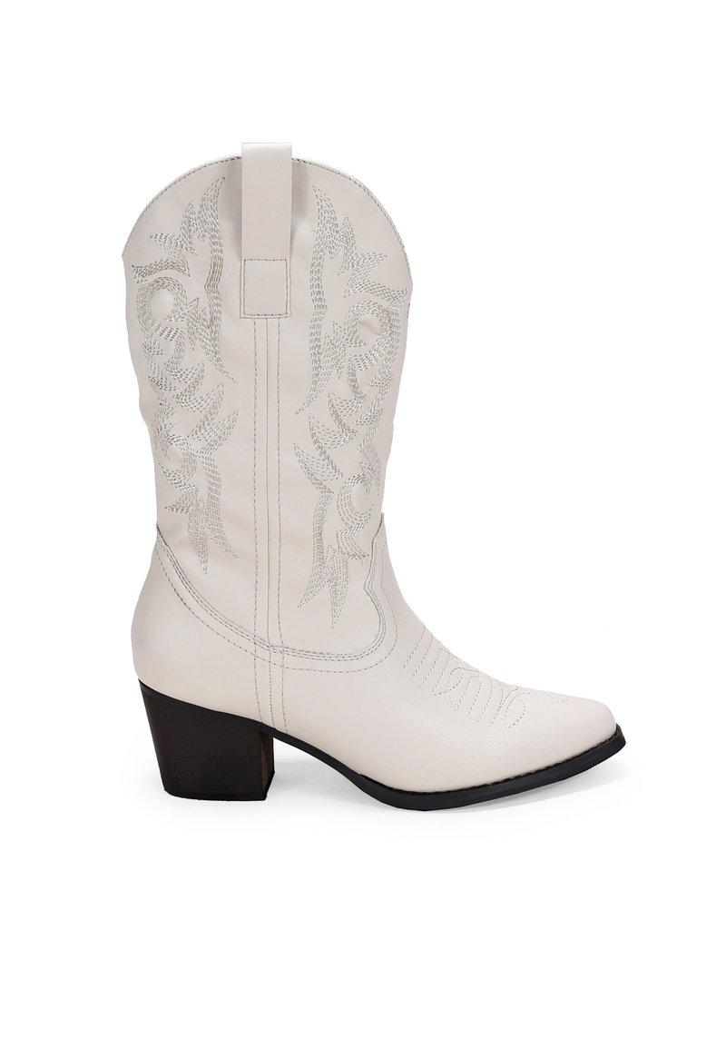 Bota de vaquero de cuero blanca con patrones decorativos bordados, puntera afilada y un tacón cuadrado de altura media. Tirador en la parte superior para facilitar su uso.