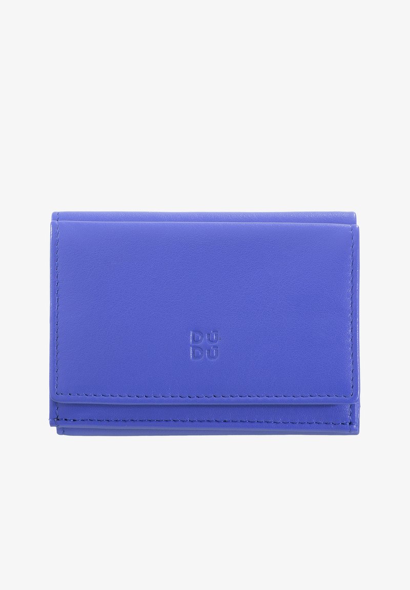 Portafoglio in pelle viola con un design semplice a patta, caratterizzato da cuciture tono su tono e un logo impresso discreto sul fronte. Forma compatta e rettangolare.
