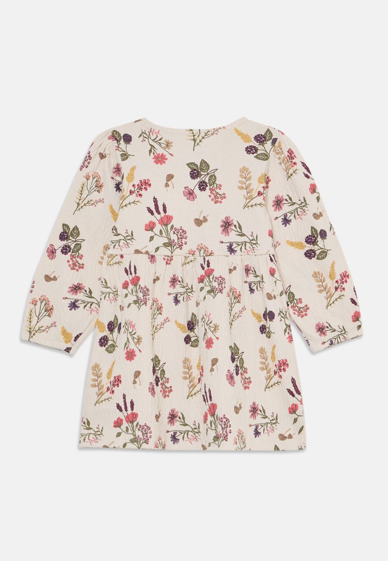 Blomster mønstrete langermet kjole i kremfarget stoff, med rosa, lilla og grønne blomster, samlet midje og rund halslinje.