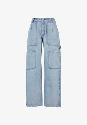 Pantalons cargo en denim bleu clair avec des jambes larges, de multiples grandes poches, et une taille haute avec des plis à l'avant et une fermeture à bouton.