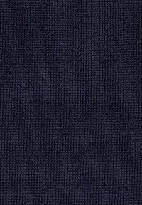Strickstoff in tiefem Marineblau mit einem strukturierten, gerippten Muster. Die Oberfläche wirkt dicht und leicht einheitlich in ihrem Aussehen.